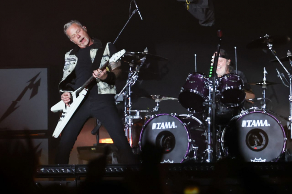 Metallica takes 45,000 people to rave in Couto Pereira, in Curitiba.  Check out the pictures