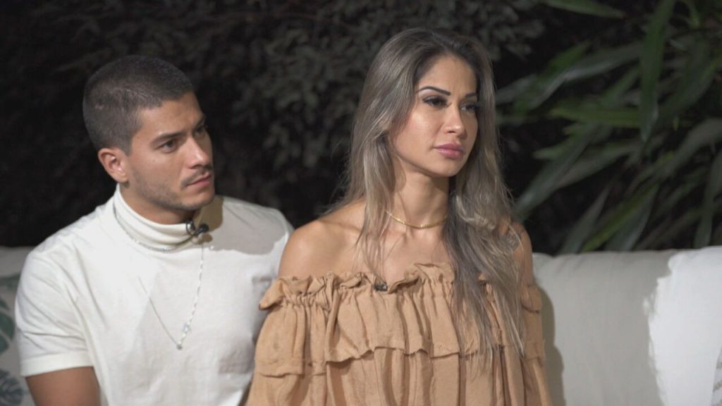 BBB22 Champion Arthur Aguiar gave an interview on Fantástico alongside his wife Mayra Cardi.  Wearing a white collar blouse and wearing a strapless blouse with ruffles in beige - Metrópoles