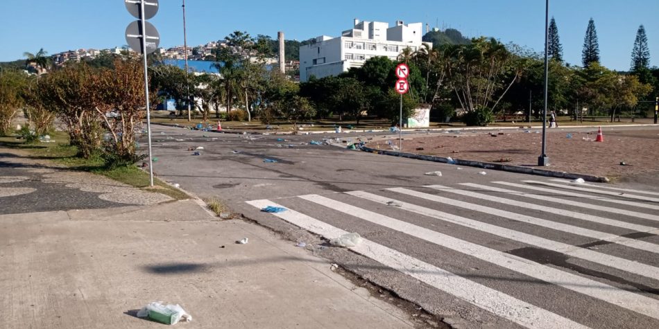 After the party, the UFSC campus in Florianopolis dawned full of rubbish and students gathered