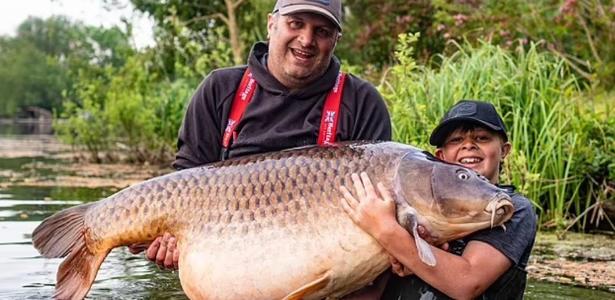 An 11-year-old boy catches a "giant fish" and breaks a world record