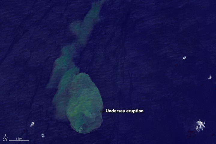 A popular habitat for sharks, an underwater volcano erupts (Photo: Disclosure/NASA)