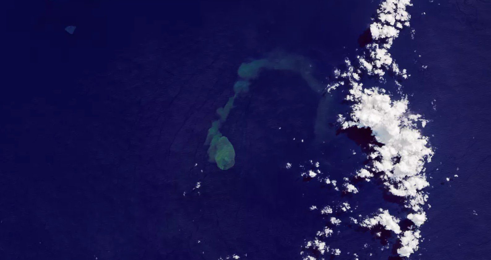 A popular habitat for sharks, an underwater volcano erupts (Photo: Disclosure/NASA)