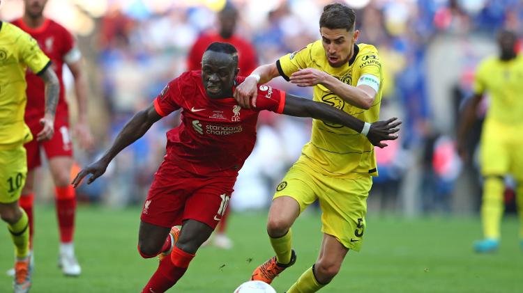 Sadio Mane squabbles over the ball with Jorginho in the match between Chelsea and Liverpool for the FA Cup Final - Chris Brunskill / Fantasista / Getty Images - Chris Brunskill / Fantasista / Getty Images