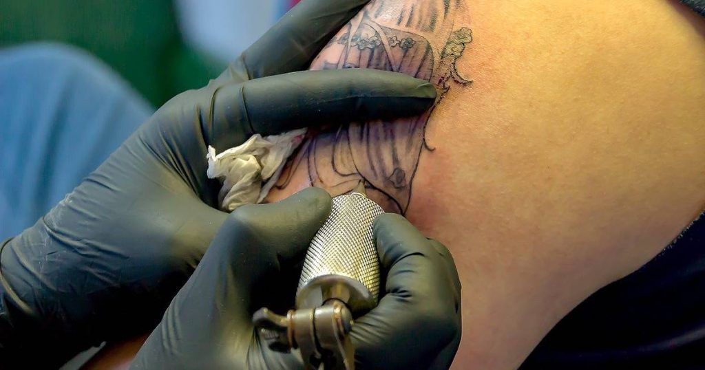 Woman complains that her tattoo on her back 'grabs the attention' of men - Metro World News Brasil