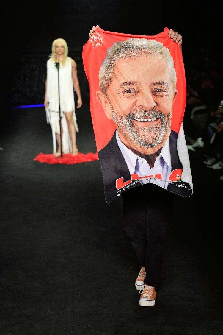 Designer Celio Dias, the name behind the LED brand, with presidential candidate Lula's flag at the end of the show - Marcelo Sobhia / @agfotosite - Marcelo Sobhia / @agfotosite