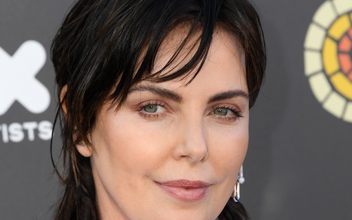 Charlize Theron surprised by taking a brunette look at her concert in Africa - Monet
