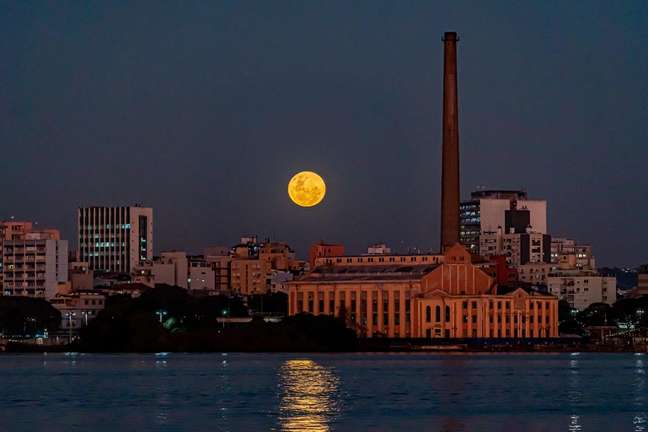 The full moon appears behind Orla do Guaíba in Porto Alegre
