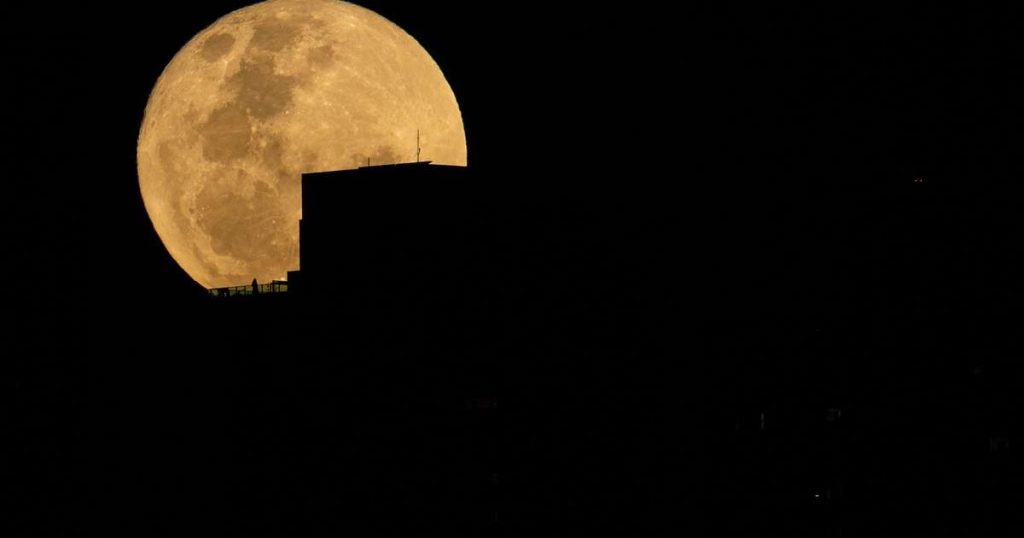 "Strawberry Supermoon" attracts attention in Brazil and the world;  look at the pictures