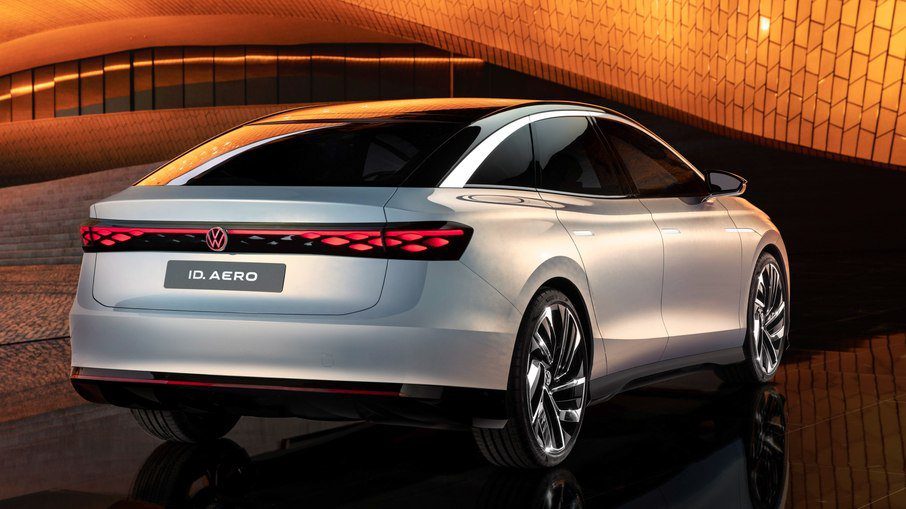The back reminds Audi models, and seeks to compete with Tesla and BMW
