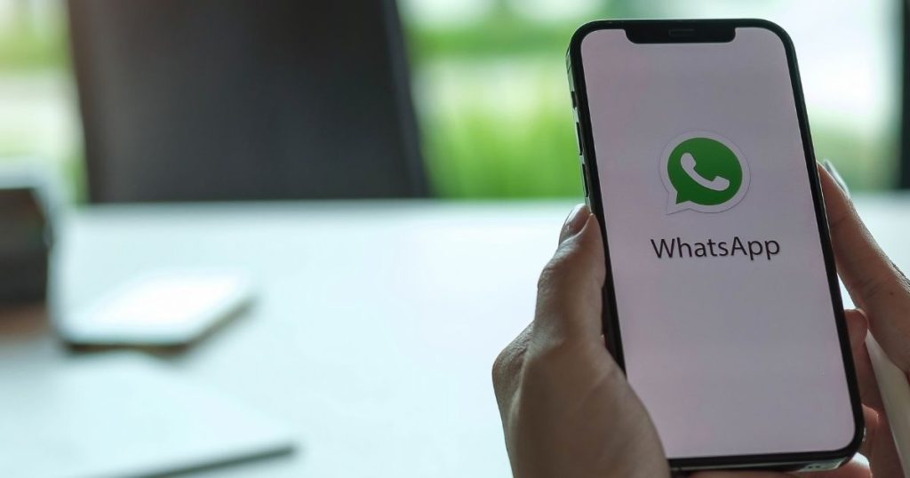 WhatsApp allows you to hide photos and other information of some contacts