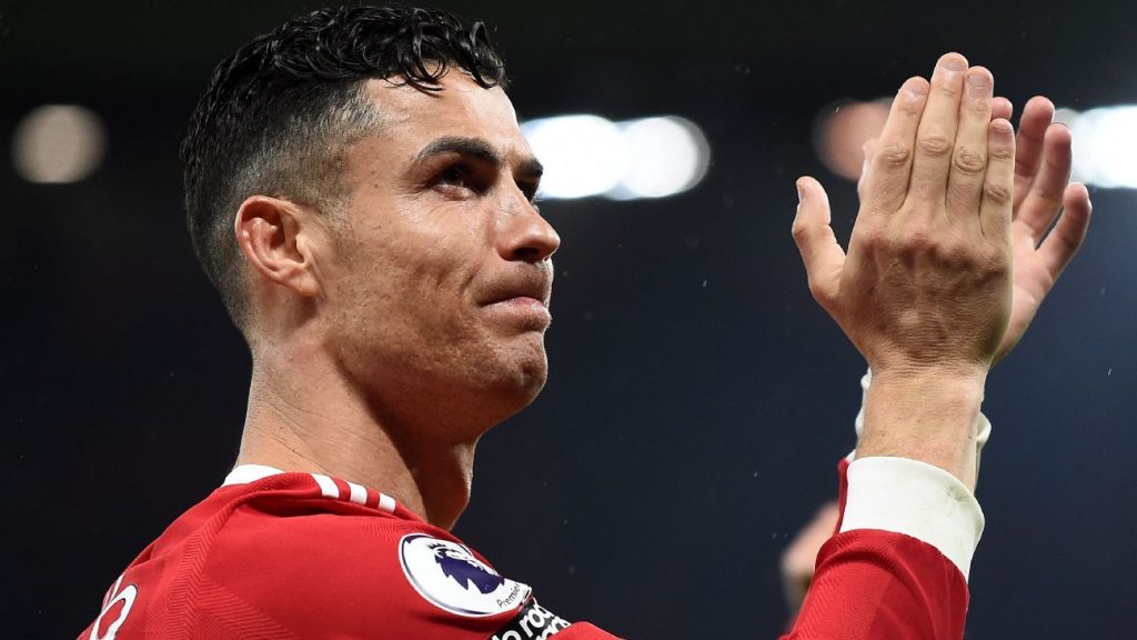 In the crosshairs of three clubs, Cristiano Ronaldo has postponed his return to United for "family reasons";  Look behind the scenes