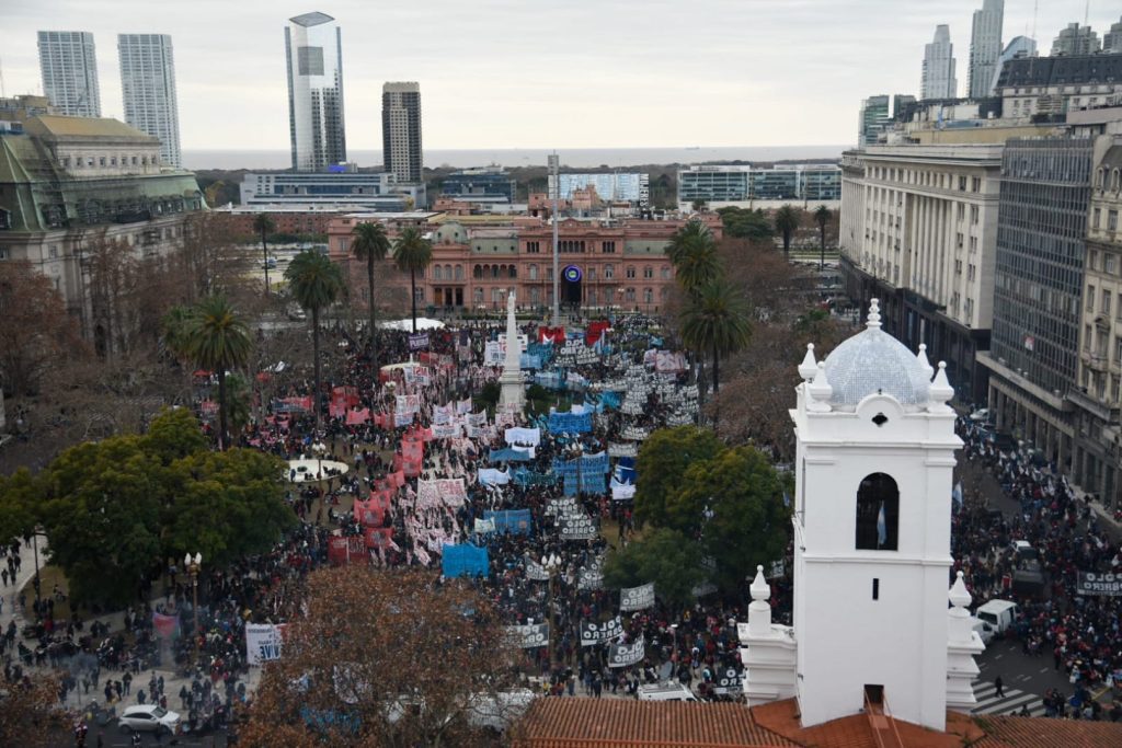 Argentines take to the streets against the economic situation in the country