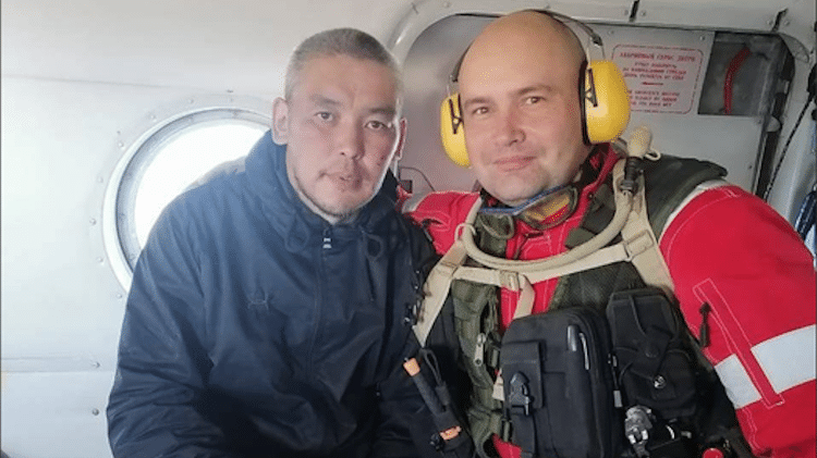 The rescue team recorded the moment Pavel Krivoshapkin was taken by plane to a hospital in Yakutsk - clone / social media - clone / social media