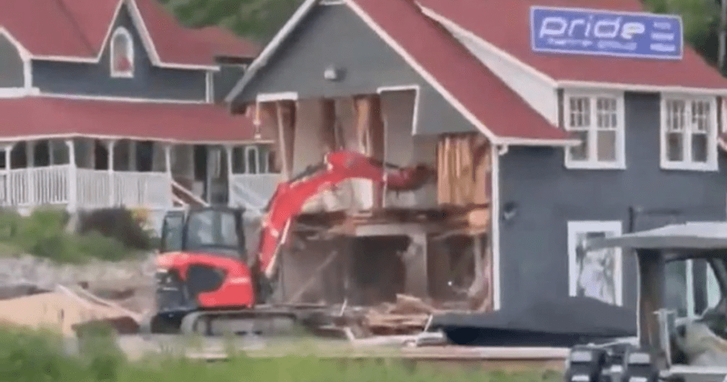 After being fired, the worker takes revenge and destroys the luxury homes he built