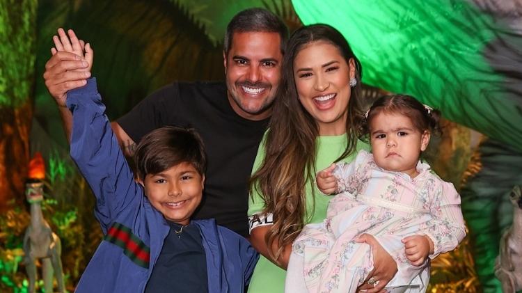 Simon with Kaka Deniz and the children Henry Zaya - Manuela Scarpa / Brazil News - Manuela Scarpa / Brazil News