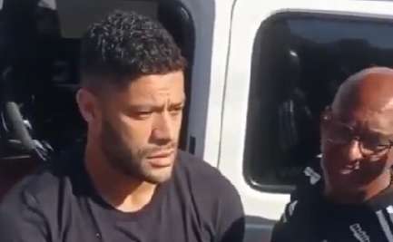 Hulk tries to explain Atletico's bad moment to the organized fans;  a look