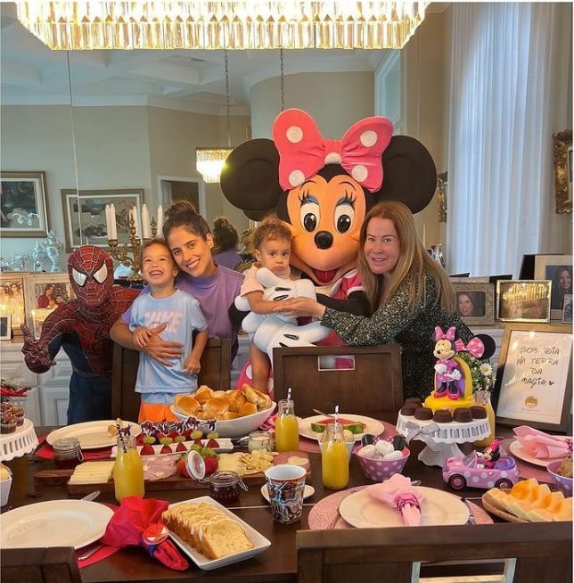 Camila Camargo and Zello stand with the kids for their dream breakfast