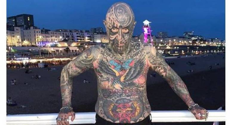 The father was expelled from the market in front of his children because of the tattoo that scares the customers - News