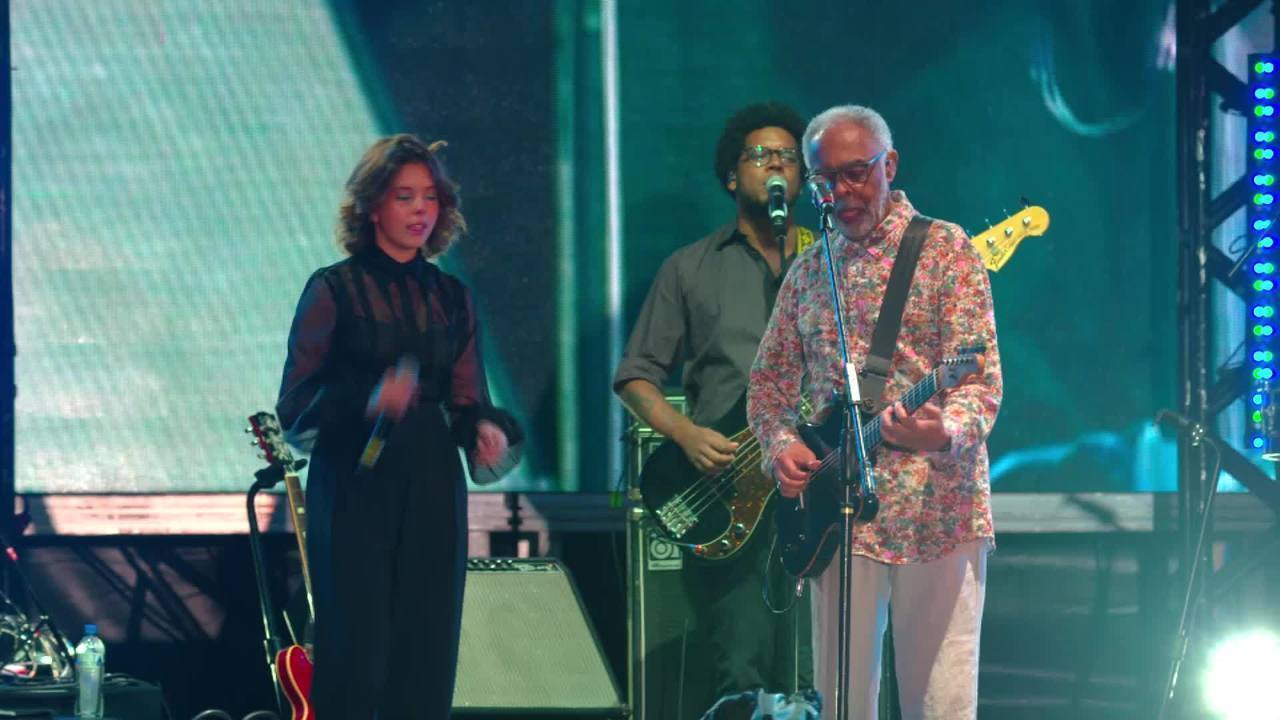 Fleur Gil is touched and cries before he sings with Gilberto Gil