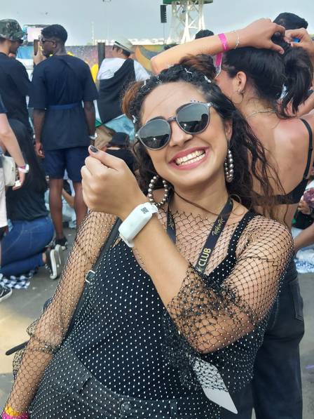 Tarsila Jeriya in Recife with bracelet for Coldplay at Rock in Rio