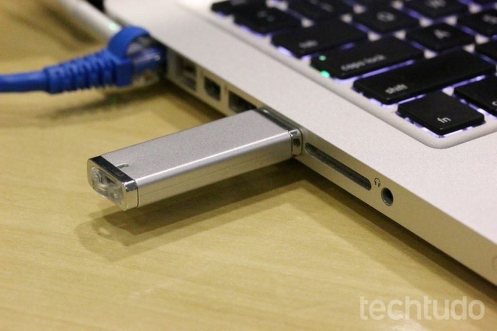 7 Reasons You Still Need a Flash Drive in 2022 |  stores