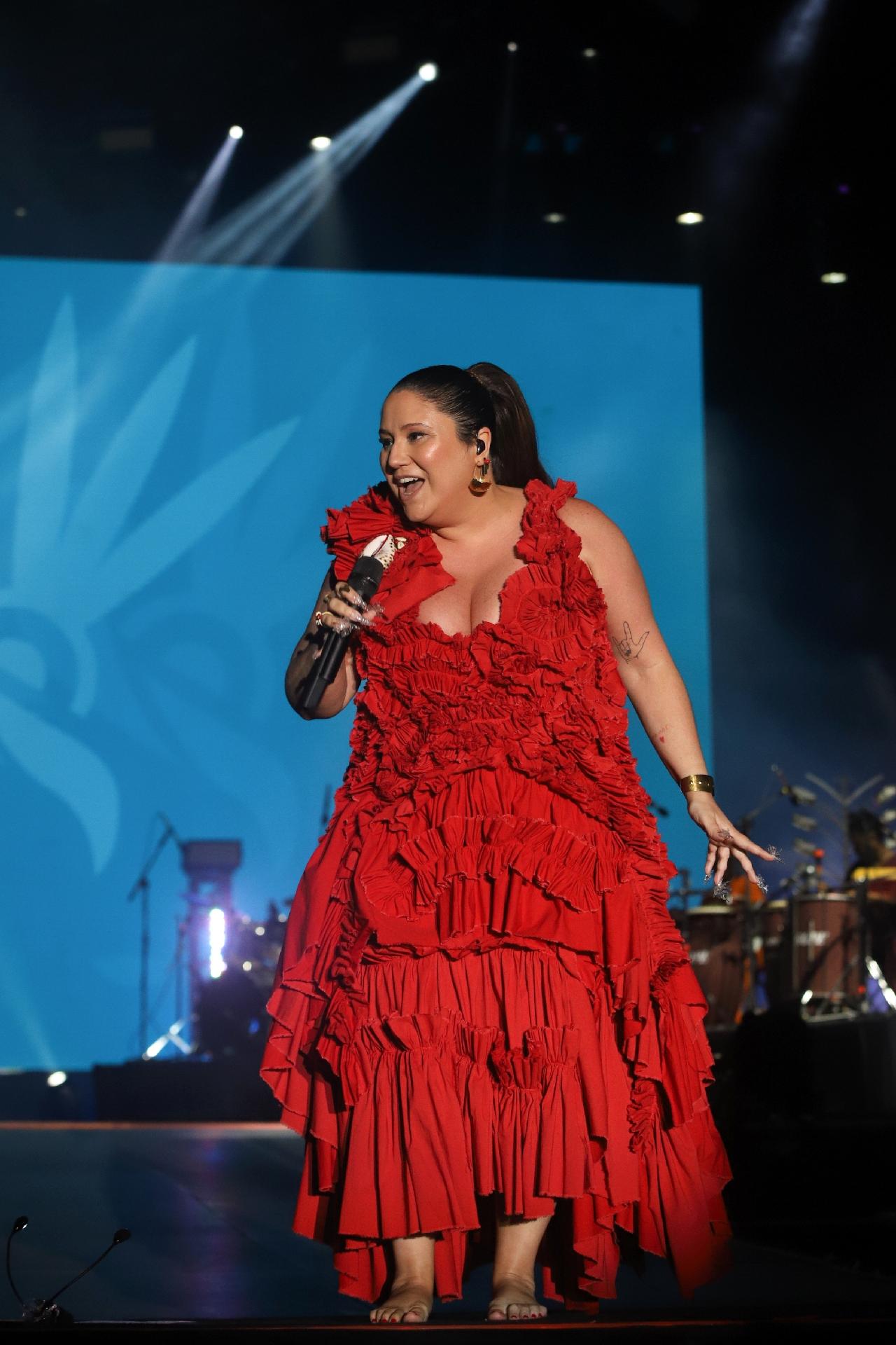Maria Rita performs on the sunset stage and draws attention in her red dress on the sixth day of rock music in Rio - Zô Guimarães / UOL