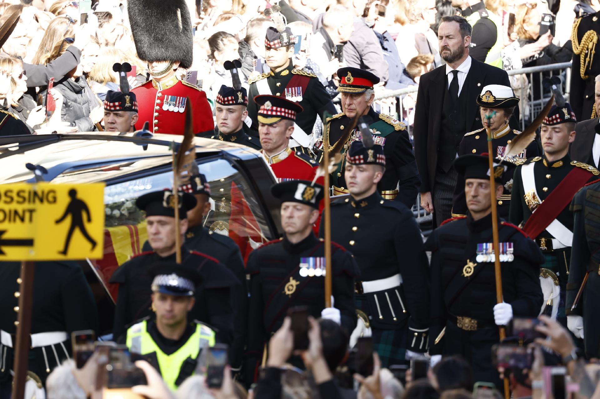     Queen Elizabeth: King's corpse departs in procession - Jeff J. Mitchell / Getty Images