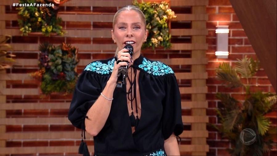 A Fazenda 2022: Adriane Galisteu wears a 'non-essential little black dress' on the show - Reproduction/Playplus