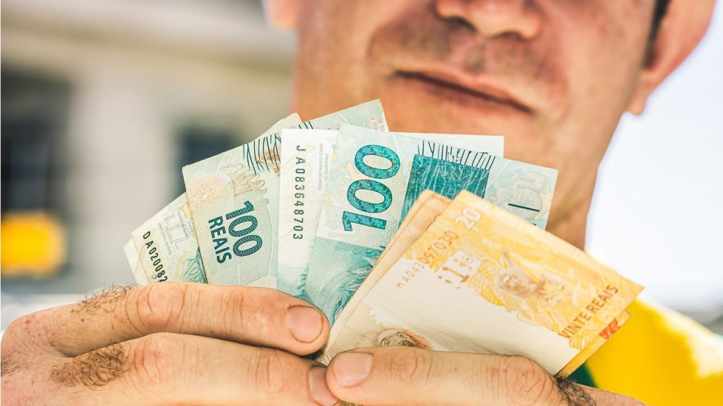 Can Auxílio Brasil guarantee a R$2500 loan?