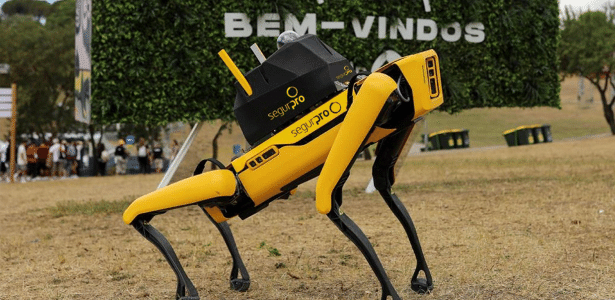 How does the rocker in the security robot dog work in Rio?