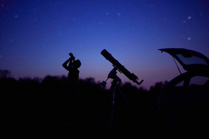 Observing the sky with binoculars