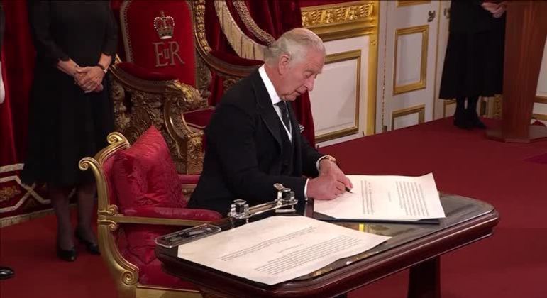 King Charles III uses his own pen after previous frustrations - News
