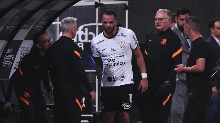 Renato Augusto is substituted in the match between Corinthians and Fluminense after feeling pain in his right thigh - Ettore Chiereguini / AGIF - Ettore Chiereguini / AGIF