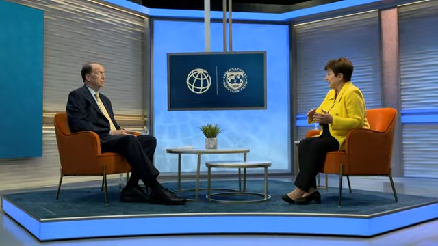 O presidente do Banco Mundial, David Malpass, e a diretora-gerente do FMI, Kristalina Georgieva, em conversa nesta segunda-feira, 10