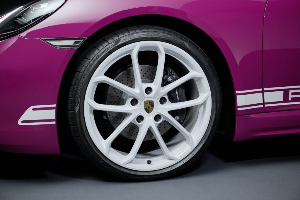 White Porsche 718 Style Edition wheel. 