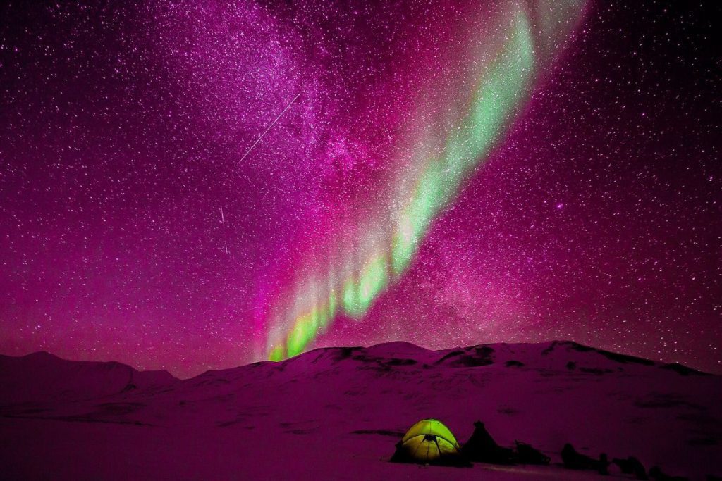 The pink aurora borealis, considered rare, is seen in the skies of Norway