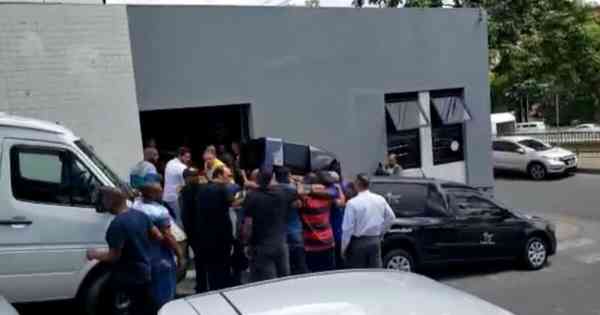Guilherme de Pdua's body leaves the church for applause - Gerais
