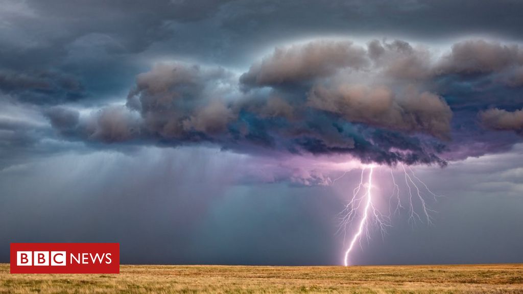 Why is a lightning bolt zigzag?  Science reveals the mystery